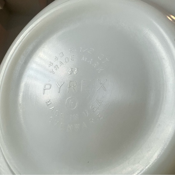 PYREX 443 2 1/2 quart vintage butterfly gold white bowl with yellow flowers - Picture 5 of 5